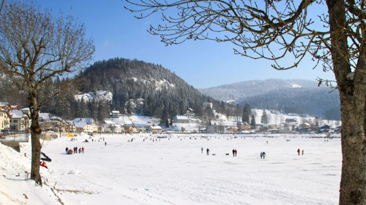 Ice-skaters on Lake Joux seen from Le Pont
