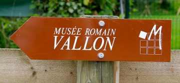 Sign pointing to the Roman Museum in Vallon