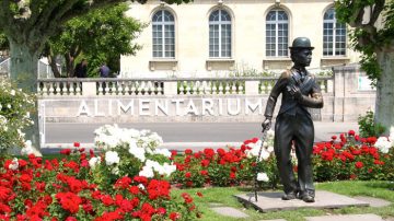 Charlie Chaplin Statue in front of the Alimentarium