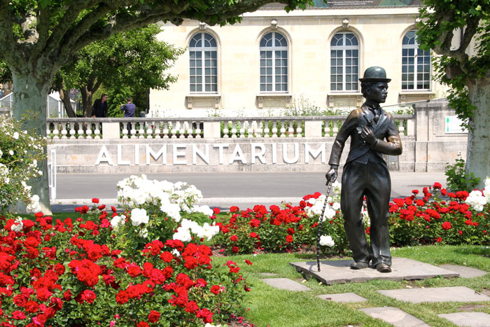 Charlie Chaplin Statue in front of the Alimentarium